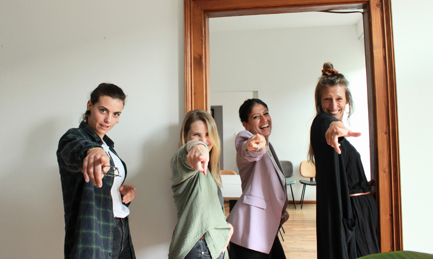 Unser Geschäftsführer Jörg und unsere Juniorberaterin Sarah beim Diabolo-Spielen.